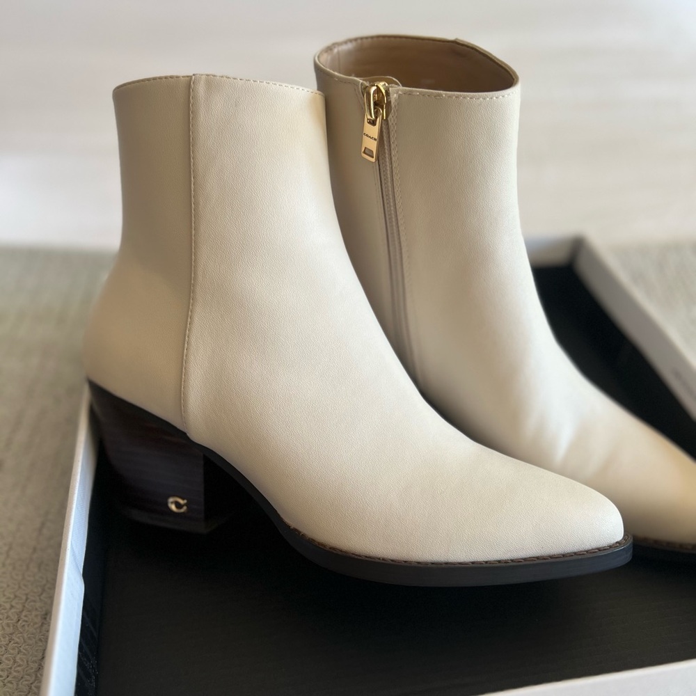 Coach 7.5 off white leather with brown heel